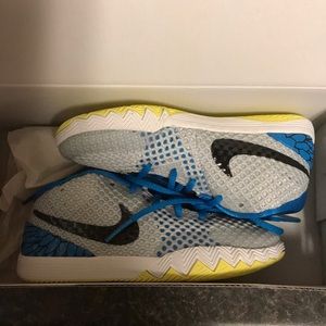 Kyrie Irving basketball shoes. Kids sz 10c
